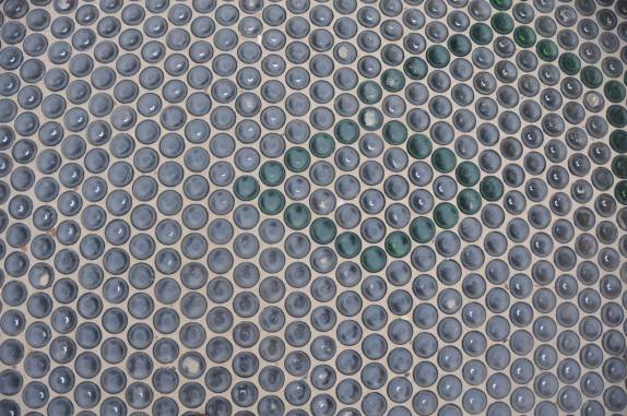 Piso de garrafas de vidro, no Beach Park, em Fortaleza - CE